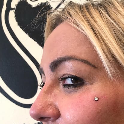 Piercing policzka dorosłej klientki Studio Bikini