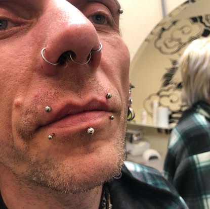 Piercing twarzy dorosłego klienta Studio Bikini