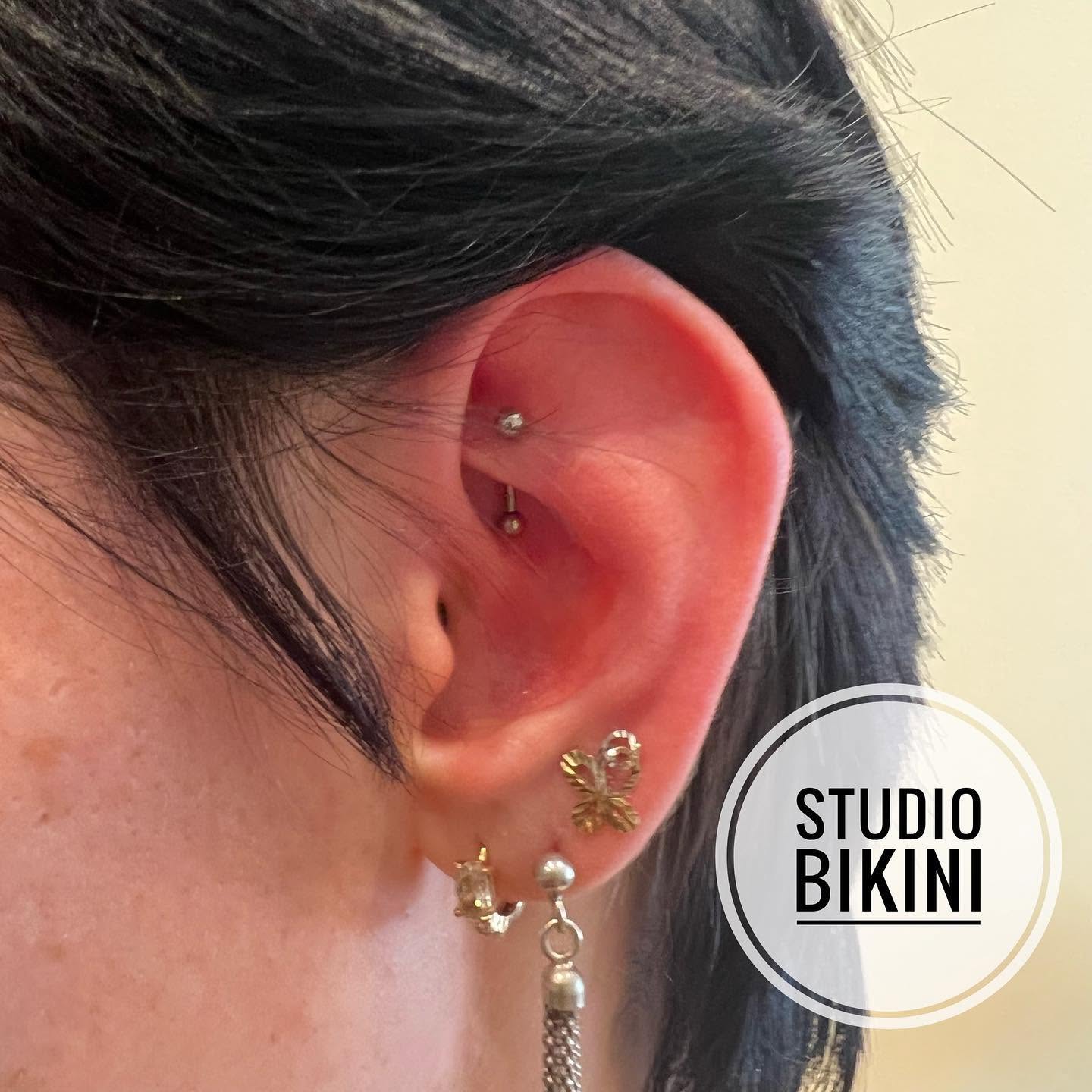 Piercing ucha z materiałów Studio Bikini — kadr czternasty