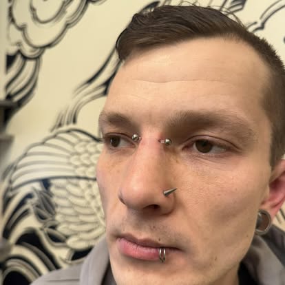 Piercing twarzy z materiałów Studio Bikini